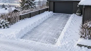 Oppkjørsel sett ovenfra med en ryddet stripe i snøen.